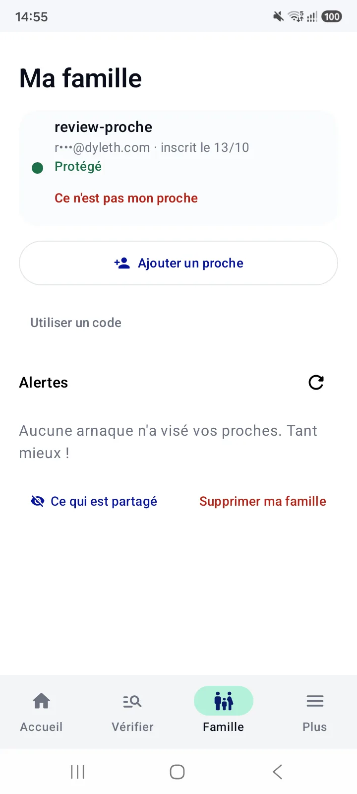 Vraie capture sur Android : Ma famille, un proche protégé, bouton Ajouter un proche, option Utiliser un code, aucune alerte