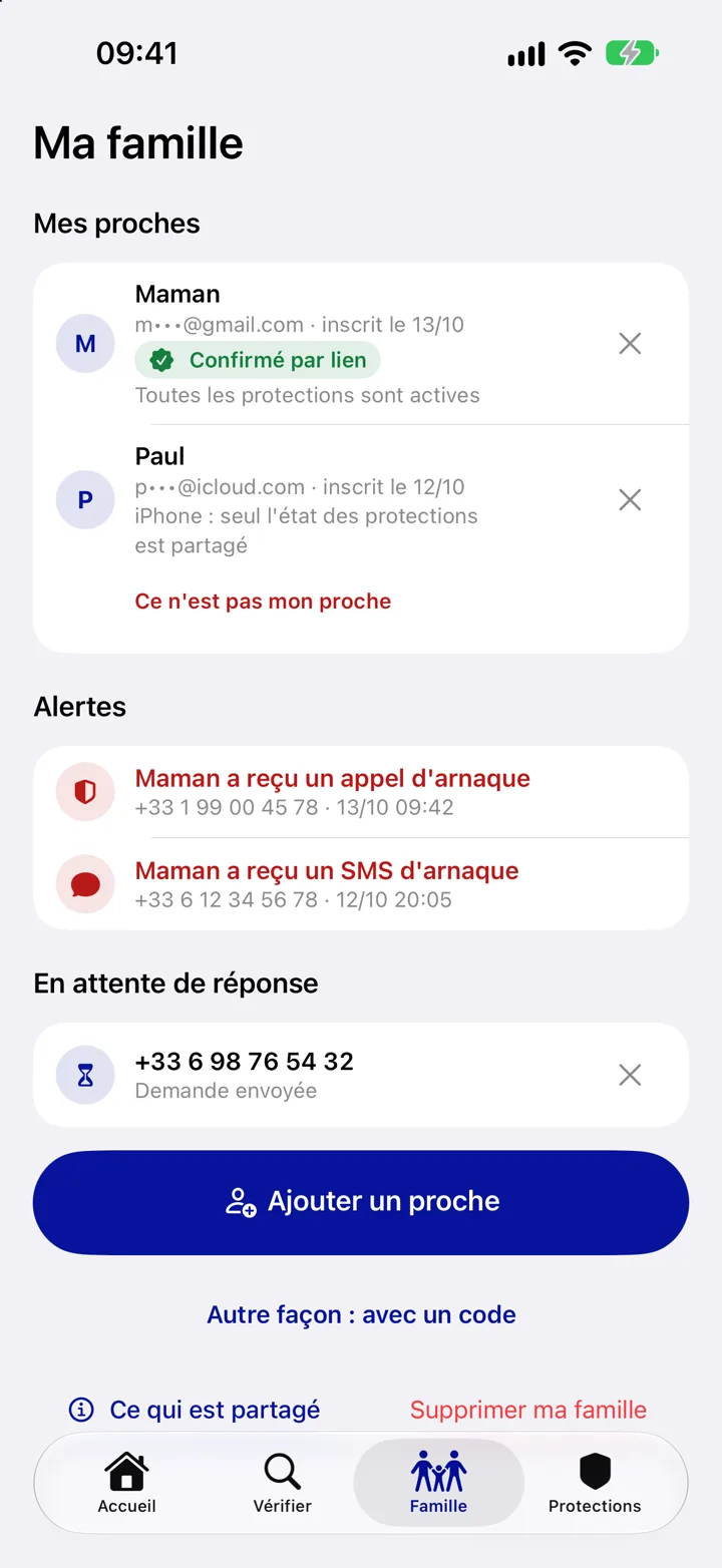 Vraie capture sur iPhone : Ma famille, deux proches, alertes d'appel et de SMS d'arnaque reçus par Maman, une demande en attente, bouton Ajouter un proche
